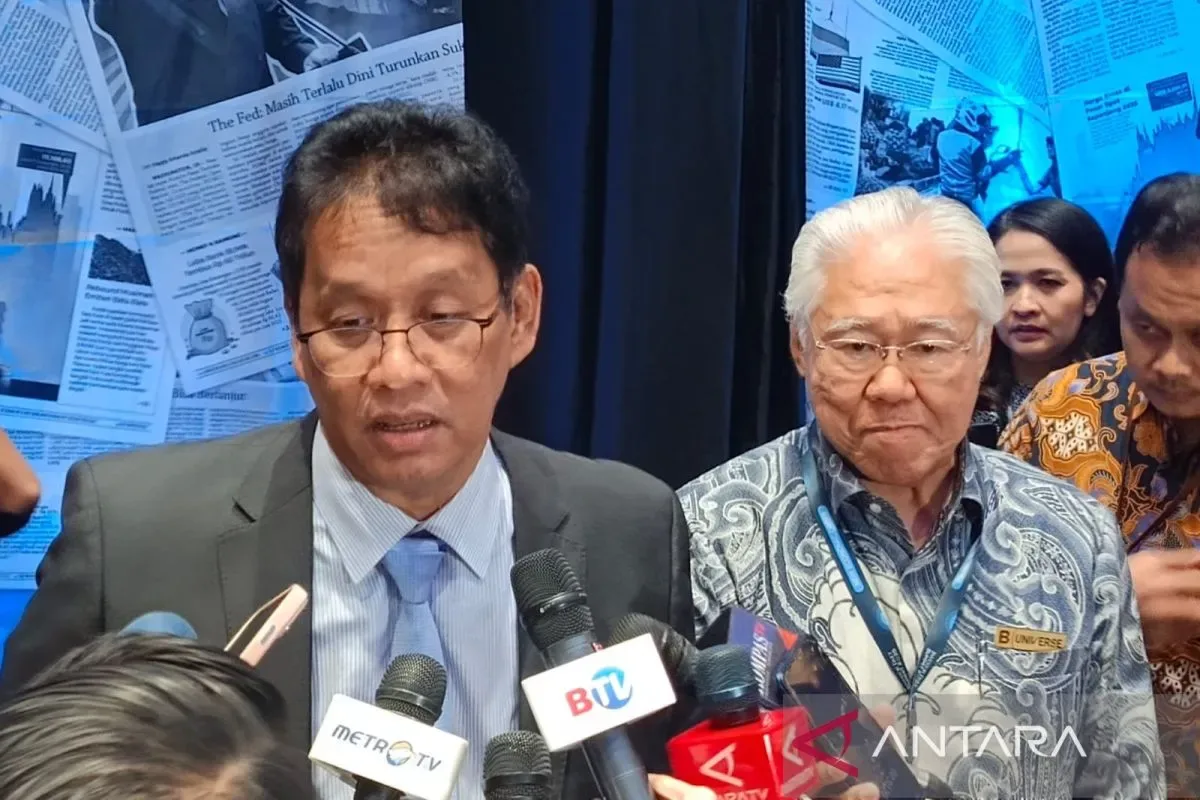 Ayolni erkakning oldida katta sik bilan sikadi.